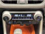 デュアルオートエアコン付きです。運転席・助手席でそれぞれ吹き出す風の温度や風量など自動調整してくれます。