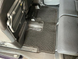 しっかりと汚れ、砂ぼこりを落とし足元まで清潔な車内空間を作り上げております♪