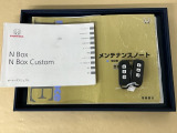 メンテナンスノート【点検整備記録簿・保証書】、取説も揃ってます。スマートキーはバッグなどにしまったままボタン操作でエンジン始動・停止やハイブリッドシステムの起動や停止ができて大変便利です