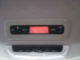 リヤ側にもオートエアコンを装備しております。車内の温度調整をより行い易くなっております。