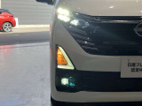 夜間走行の様々な局面に対し、LEDヘッドランプで視認性をしっかり確保。ハロゲンヘッドランプのおおよそ2倍の光量で、広範囲に明るくドライバーをサポートしてくれます。