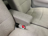 【アームレスト】運転席には、長距離ドライブに優しいアームレストが装備しています。