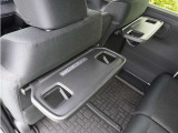 【後席用テーブル】ドリンクホルダーが付いた折りたたみ式のパーソナルテーブルです。運転席・助手席のシートバックに装備しているパーソナルテーブルです。