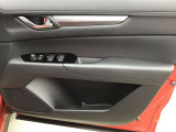 運転席のパワーウィンドウスイッチとトリムデザインです。