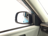【電動格納ミラー】運転席にあるボタン一つで左右のミラーを畳めます。後方視界が広く、安全な運転をサポートします。