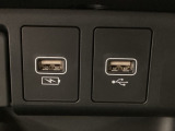 アクセサリーソケットの横にはナビゲーション用の外部入力やスマートフォンなどの充電可能なUSB端子が1個づつついています。