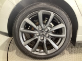 タイヤサイズは215/45R18となります。純正グレーメタリック塗装のアルミがカッコイイ!