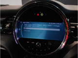 MINIのインテリアで最大のアイコンとなっているのがダッシュボードの中央に置かれた大型のセンターメーターです。現在のMINIは、センターメーターをセンターディスプレイへと形を変えて受け継がれています。