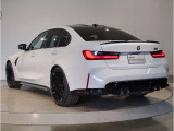 BMWのテールランプはプレスラインへと続く形状のため、統一感のある綺麗なラインを演出しております。