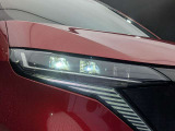 シャープな表情を演出するスタイリッシュな薄型LEDヘッドランプ!夜間走行時も明るくクリアな視界を確保し安全運転をサポートします。
