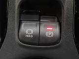 停車時にブレーキを踏むとそのまま保持してくれるブレーキホールド!シフトをPポジションに入れると自動で作動しブレーキを踏みながらDポジションに入れると解除されるオート機能付き。