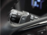 ◆減速セレクター装備◆ステアリングホイールの左右に取り付けられた2つのパドルスイッチで減速の強さを調整。 左側の「-」を操作すると減速を強く、右側の「+」を操作すると減速を弱くすることができます。