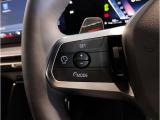 運転中にもオーディオの音量やFMの切り替えなどステアリングでの操作で切り替え可能なため、ステアリングから手を放す必要がない為、運転中でも操作が簡単でございます。