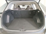 RAV4のラゲッジスペースは広くフラットで使いやすい設計です