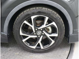 アルミホイールを装備!おしゃれなデザインだけでなく、鉄のホイールと比べて足元が軽くなり燃費向上にも貢献!