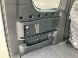 車両にマッチした純正フロアマット付きです。
