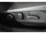 パワーシートを装備。お好みのポジションに細かく調整でき、快適な運転をサポートします。
