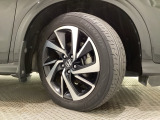 精悍なデザインの純正アルミホイールを装備しています。足元を引き立てて、美しいボディラインを一層引き締めてくれています。