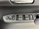 格納式リモコンドアミラーと、パワーウィンドウマスタースイッチです。車内の換気も運転席から簡単に行えます。