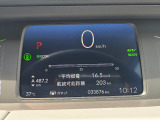 ひと目で情報を確認できる視認性の高いスピードメーターです。