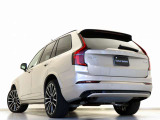 Volvo Cars appで車にリモートアクセスして、空調機能の操作や車の施錠・開錠、ソフトウェア更新などが可能です。エアコンやシートヒーターを操作して、出発前に車内を快適な温度に整えられます。