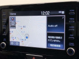 ディスプレイオーディオ装着車。ディスプレイとスマホを連携で、様々なアプリを使用できます。マップのアプリを繋げて、ナビゲーションとして使用できます。