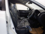使いやすく安全な操作性と良好な視界を実現した運転席。