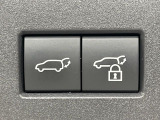 【パワーバックドア】スマートキーや運転席のボタンを押すだけでリアゲートが自動で開閉します!荷物を持っている時や、高い位置にあるバックドアを閉める際に便利な機能です♪