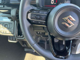 ステアリング/左に搭載されているスイッチ類は、主にナビ・オーディオのコントロールや、運転席正面のマルチインフォメーションディスプレイの切り替えが行えます。