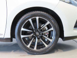 純正のアルミホイール装着車です。タイヤサイズは235/50R19です。