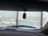 リア側ドライブレコーダー。運転中の映像・音声などを記録して、交通事故やトラブルが起きた時の正確な状況把握に役立つドライブレコーダーが装着されています。