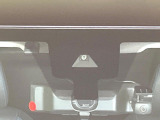 【インテリジェントエマージェンシーブレーキ】フロントカメラで前方の車両や歩行者を検知。衝突しそうな時は衝突被害軽減ブレーキが作動、衝突回避をサポート。より安全にドライブをお楽しみいただけます。