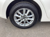 純正アルミホイールがボディデザインをより一層引き立たせます。