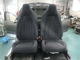 まるまるクリンでは前席を外してシート下まで徹底洗浄。消臭&除菌効果あり、更に清潔感がUP!