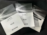 メンテナンスノート、取扱説明書ですね。 車の情報が凝縮されています。 車の整備記録が記載されている大事な物ですよ。
