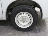 アルミホイールは、軽量なので凹凸な路面を走行した時などの突き上げを軽減、またクルマの運動性能も向上し、ブレーキを多用する走行時にもブレーキの発熱を抑え、安定したブレーキ性能を発揮します。