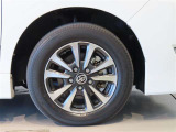 純正のアルミホイール装着車です。タイヤサイズは195/65R15です。