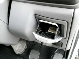 運転席脇にも灰皿を装備。