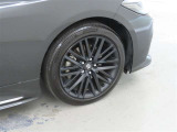 装着タイヤサイズは、225/45R18です。純正アルミホイールを装着しております。