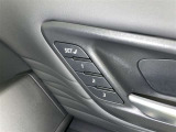 シートメモリー機能装備付きです。シートの位置をそれぞれ記憶しておく事ができるので、ご家族や、複数の方で車を乗られるオーナー様には、便利な機能です。