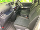 運転席側のドア内部も丁寧な造りで、上質な空間を演出しています。細部にまでこだわった設計が、快適性を高めています。