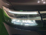 対象物が見やすく白く明るい光で夜間走行をサポートするフルLEDヘッドランプ(サイドビューランプ、クリアランスランプ、オートレベリング機能付き)を装備