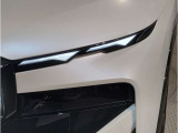 【LEDヘッドライト】先進のLEDテクノロジーを採用。放射される白色光の周波特性は太陽光に近く、バイキセノン・ヘッドライトを上回るコントラストで更に明るく輝きます!