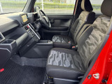 運転席周りの収納スペースも充実。小物を整理整頓でき、快適なドライブをサポートします。