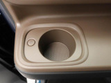 カップホルダーは運転席や助手席からちょうど手の届く位置です!!