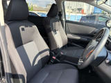 気になる臭いや大きく目立つ汚れ等はございません。また、運転席シートに大きなヘタレ・汚れ等はなく、快適にお乗りいただけます。