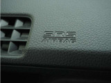 ◆助手席エアバッグ◆SRSエアバッグは、シートベルトだけでは防ぎきれない衝突時の衝撃から乗員を守るための安全装置。衝突時に瞬時に膨らみ、頭部や胸部がダッシュボードに直接衝突するのを防ぎます。