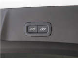 テールゲートには、スイッチ一つで開閉可能な電動開閉機能を装備。また、リアバンパーの下で足を動かすだけで開閉できる、ハンズフリー・オープニング/クロージング機構も搭載しています。