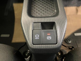 スイッチを押すとブレーキペダルから足を離してもブレーキランプが点灯したままブレーキを保持できるオートブレーキホールド、指先だけで簡単に操作が可能な電動パーキングブレーキを搭載!