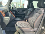 ドライバーズシートは、優れたホールド性と快適性を両立。長時間の運転でも疲れにくい設計となっています。